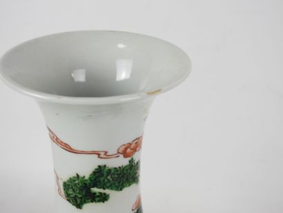 CHINE : Vase de forme balustre en porcelaine...