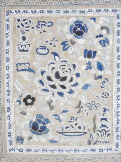 CHINE : Soie brodée à décor de fleurs et...