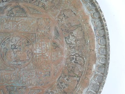 IRAN : Plateau circulaire en cuivre à décor...