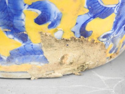 CHINE : Grand cache-pot en porcelaine à décor...