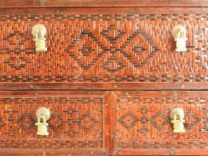 CHINE : Panier à piquenique en bois laqué...