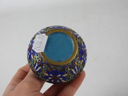 CHINE : Petit pot couvert en émaux cloisonnés,...