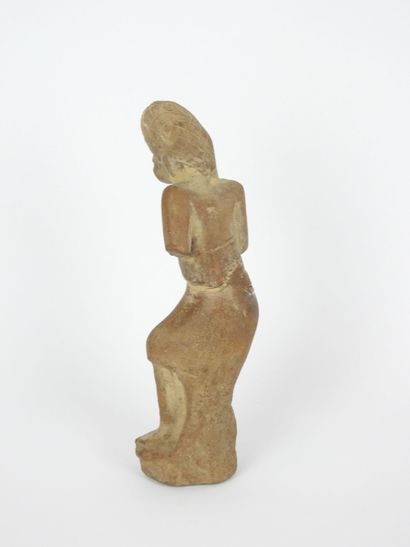 Standing man. Clay sculpture. H. 17 cm. Accident...