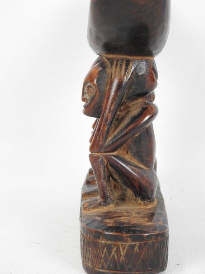 LUBA, République Démocratique du Congo. Appuie-nuque...