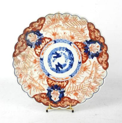 JAPON : Plat de forme circulaire à en porcelaine...