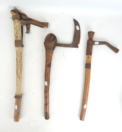 AFRIQUE : Trois outils agricoles avec manches...