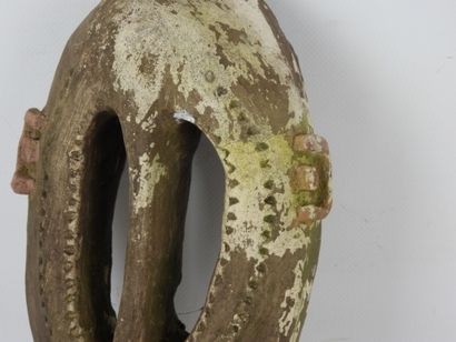 MASQUE en plâtre peint. H. 37 cm. Accide...