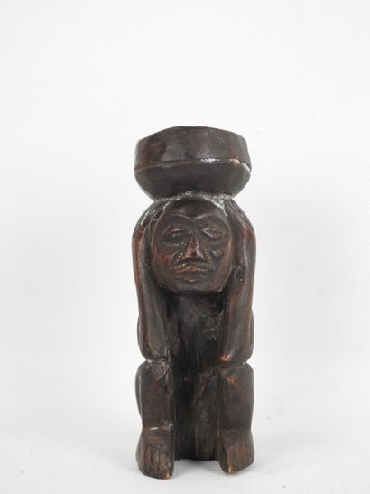 CONGO. Mortier porté par un personnage accroupis...