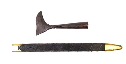 DIVERS. Fourreau de sabre asiatique en bois...