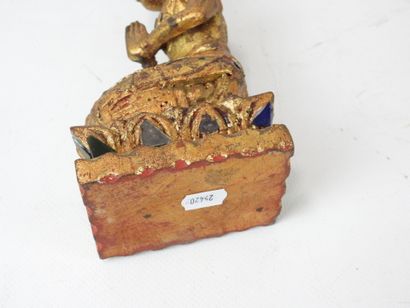 CHINE : ornement en bois sculpté doré à décor...