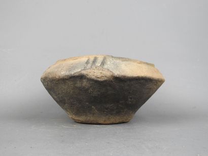 KIMBAYA : Oblong terracotta vase with striated...