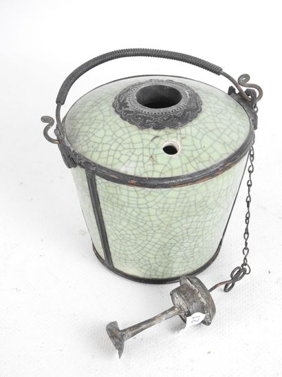 CHINE : Pipe à eau en céramique craquelée...