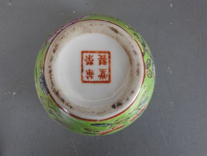 CHINA
Two porcelain vases decorated with...