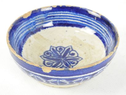 Lot composed of:
-Ceramic bowl with cracked...