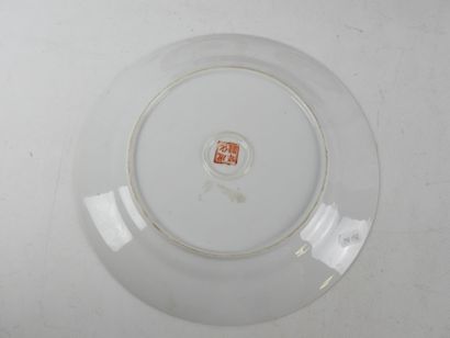 CHINE : Deux assiettes en porcelaine à décor...