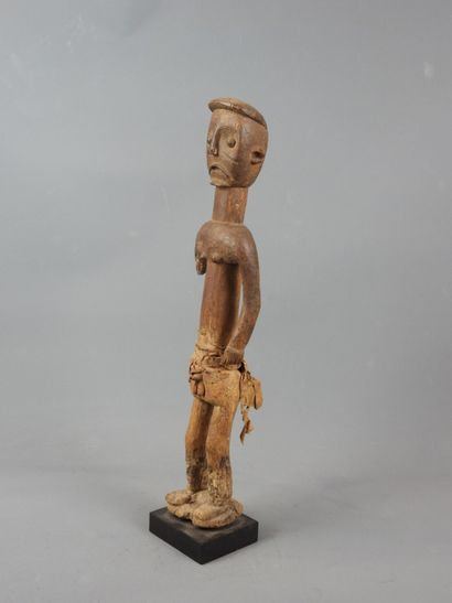 Afrique. Statuette en bois. H. 52 cm. Manque...