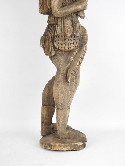 DOGON, Mali. Chasseur debout avec arc, dagues...