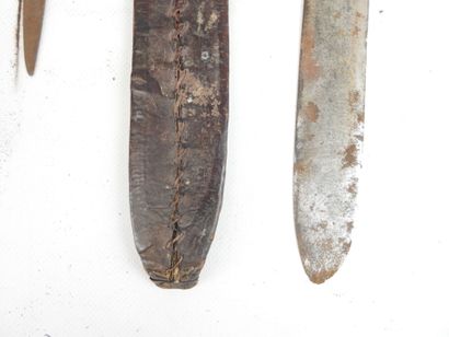 AFRIQUE : Deux machettes avec manche en bois...
