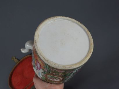 CANTON : Théière et deux sorbets en porcelaine...