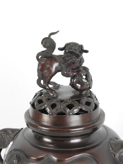 JAPON : Brule-parfum tripode en bronze à...