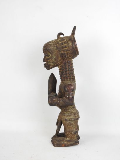 LULUA - Congo. Statue d'ancêtre vêtue d'un...