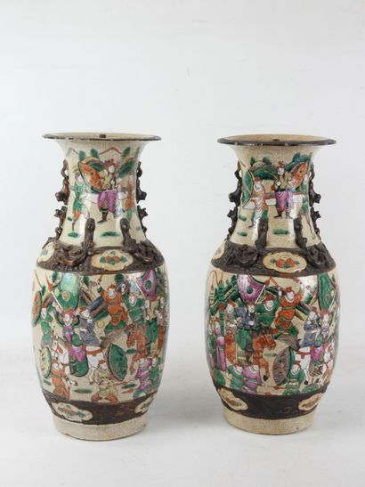 NANKIN : Paire de vases de forme balustre...