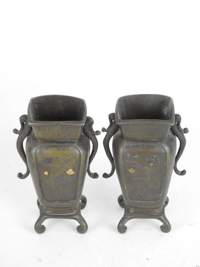 JAPON. Paire de vases miniatures en bronze....