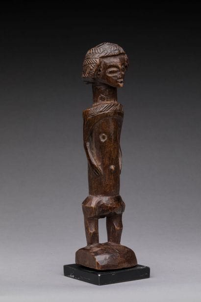 Ravissante statuette féminine debout sur...