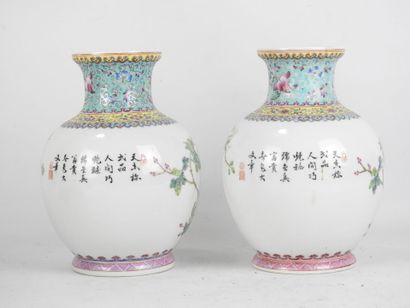 CHINE. Paire de vases pansus en porcelaine...