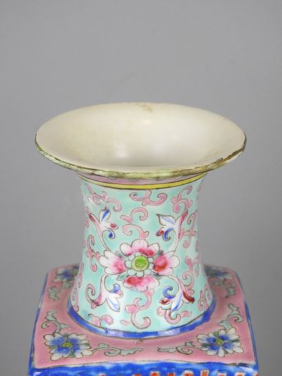 CHINA: Porcelain quadrangular vase with polychrome...