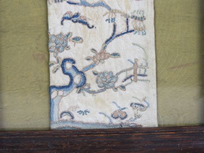 CHINE : Deux soies brodées à décor de personnages...