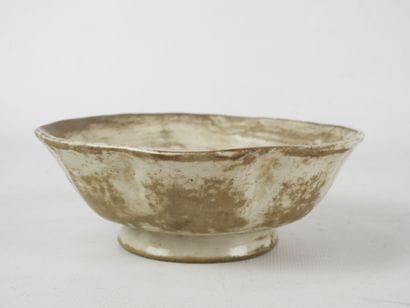 CHINE : Coupe en grès émaillé crème. Marque...