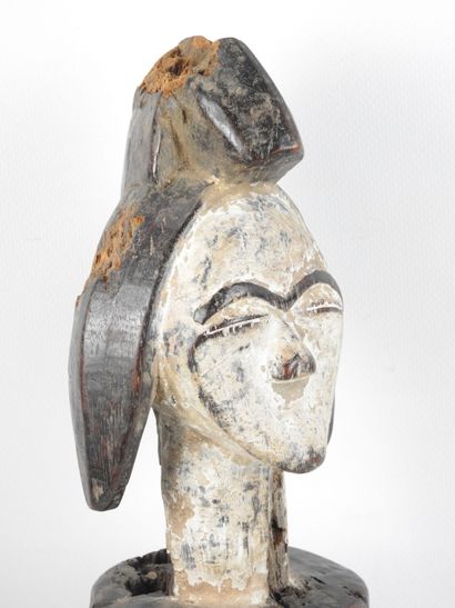KWELE, Gabon.
Bois dur, pigments dont kaolin.
Sculpture...