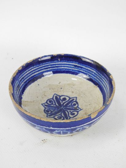 Lot composed of:
-Ceramic bowl with cracked...