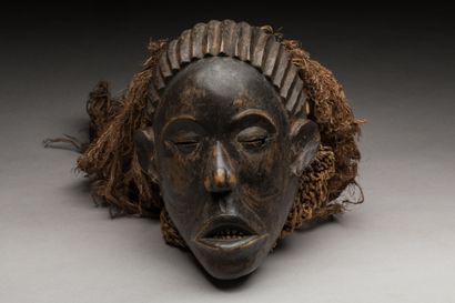 Masque de danse «Pwo» figurant un visage...