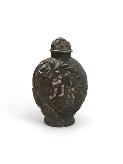 CHINE, fin XIXe.
Tabatière en argent à décor...
