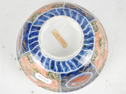 CHINE. Tasse couverte en porcelaine à décor...