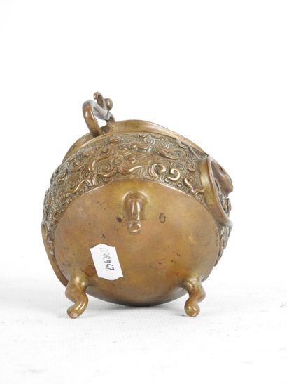 JAPON. Petit brûle parfum tripode en bronze....
