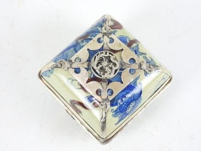 CHINE : Boite de forme carrée en porcelaine...