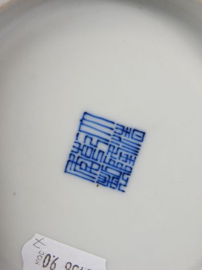 CHINE : Vase à deux anses en porcelaine blanc...