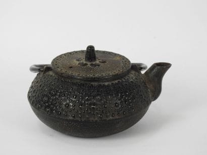 CHINE : Théière en fonte, la prise à décor...