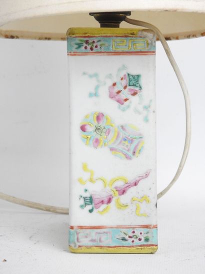 CHINE: Petite lampe rectangulaire en porcelaine...