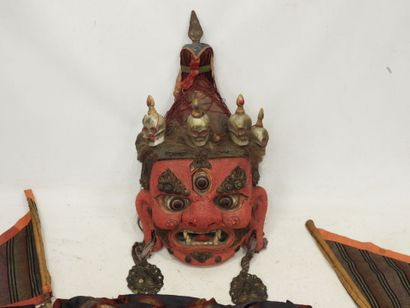 CHINE : Important masque en bois, perles,...