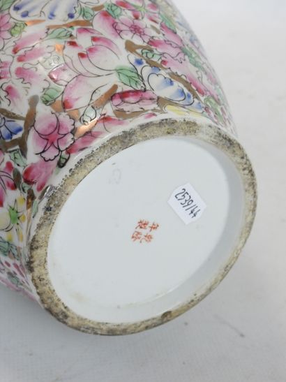 CHINE : Vase de forme balustre en porcelaine...