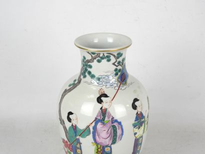 CHINE : Vase de forme balustre en porcelaine...