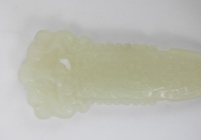 CHINE : Pendentif amulette en jade sculpté,...