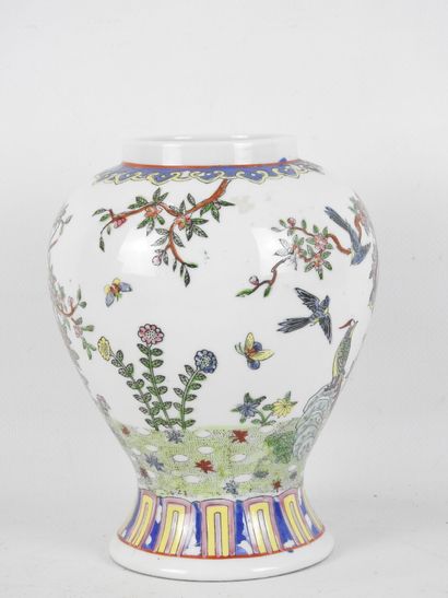 Chine.
Vase de forme balustre en porcelaine...