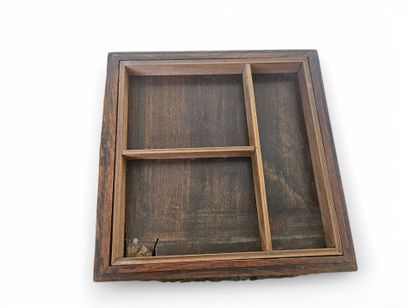 CHINE.
Boite carrée à compartiments en bois...
