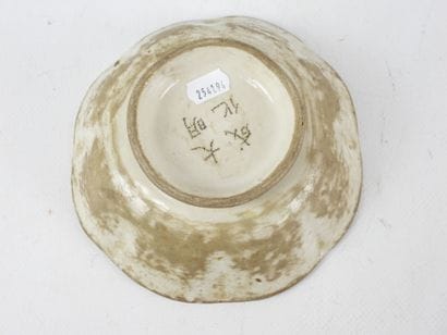 CHINE : Coupe en grès émaillé crème. Marque...