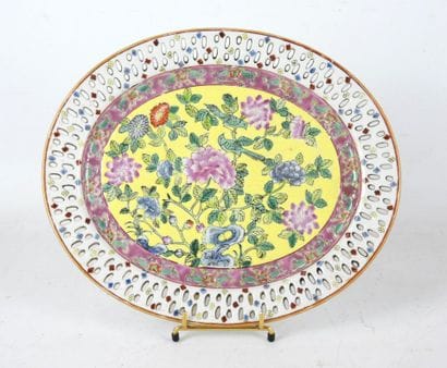 CHINE : Plat ovale ajouré en grès porcelainique...